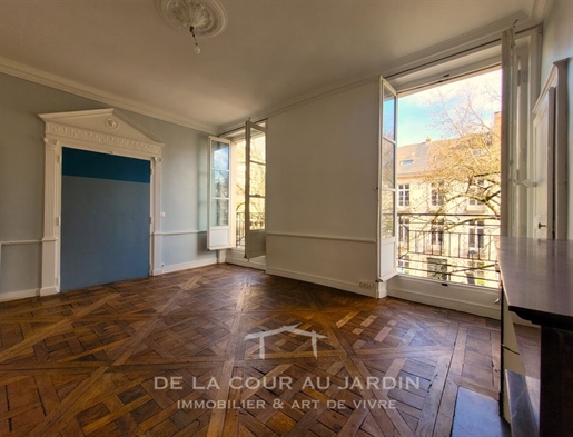 Delorme. Bright three-room apartment with beautiful volumes.