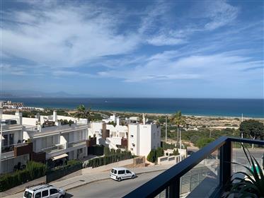 Appartements avec vue sur la mer Méditerranée et sur un parc naturel vierge.  