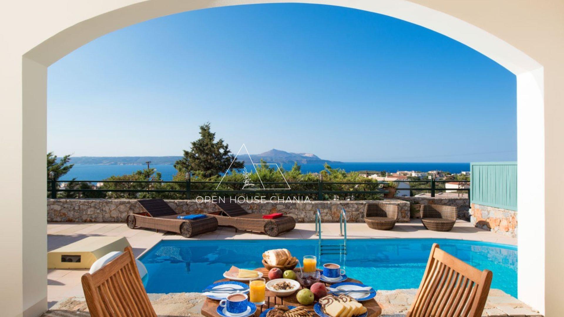 Eine Villa auf drei Ebenen und drei Schlafzimmern mit Pool und Meerblick in Plaka 