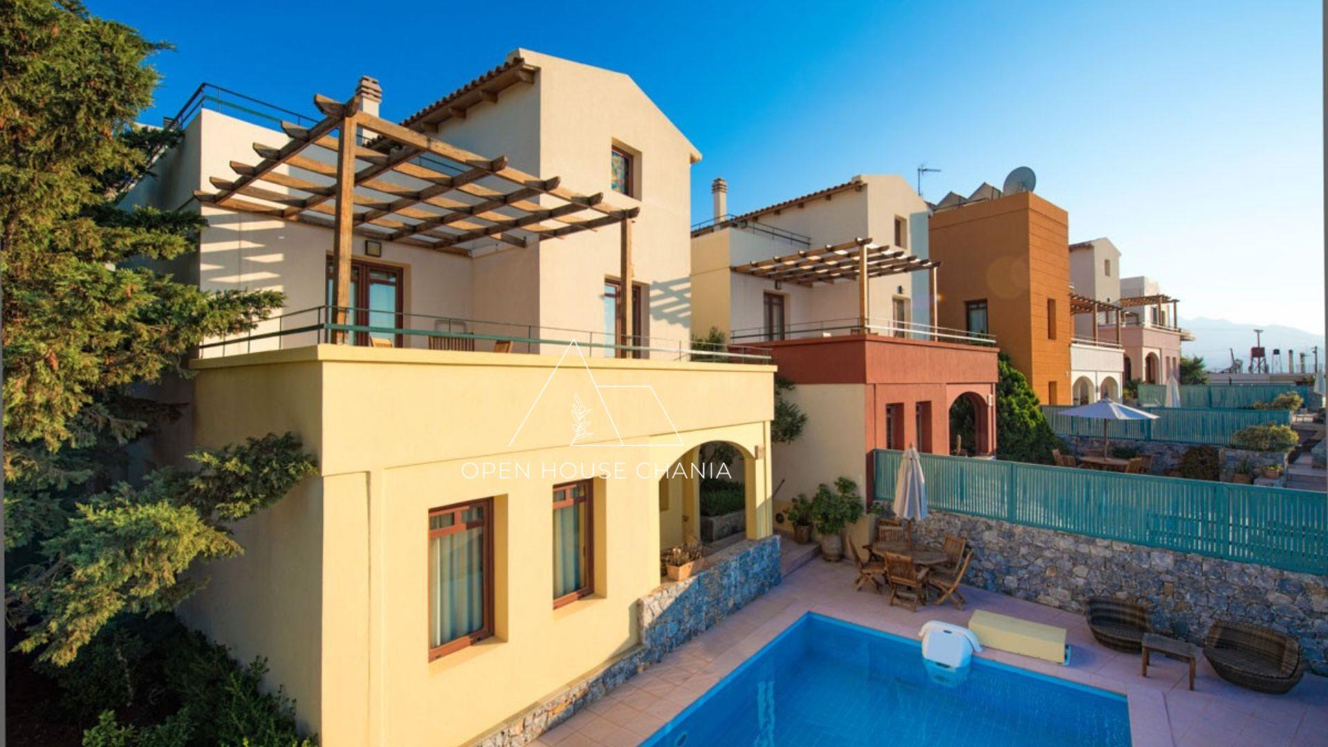 Eine Villa auf drei Ebenen und drei Schlafzimmern mit Pool und Meerblick in Plaka 