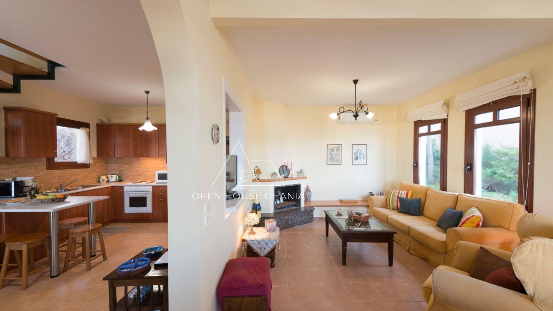Eine Villa auf drei Ebenen und drei Schlafzimmern mit Pool und Meerblick in Plaka 