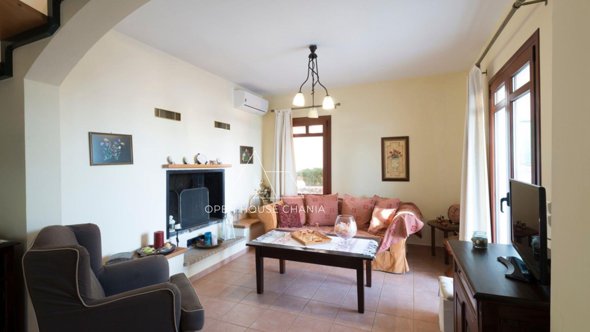 Eine Villa auf drei Ebenen und drei Schlafzimmern mit Pool und Meerblick in Plaka 