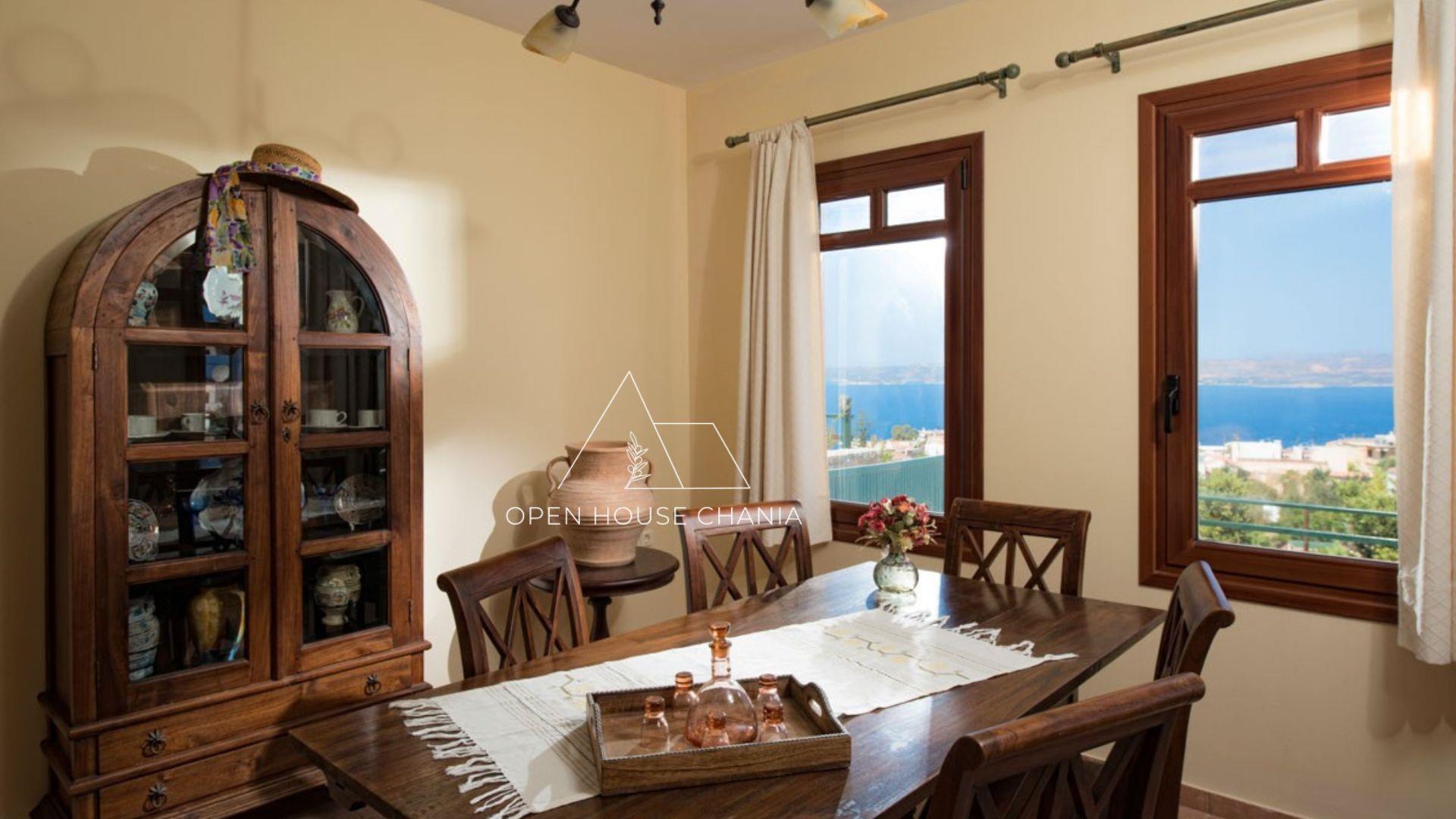 Eine Villa auf drei Ebenen und drei Schlafzimmern mit Pool und Meerblick in Plaka 