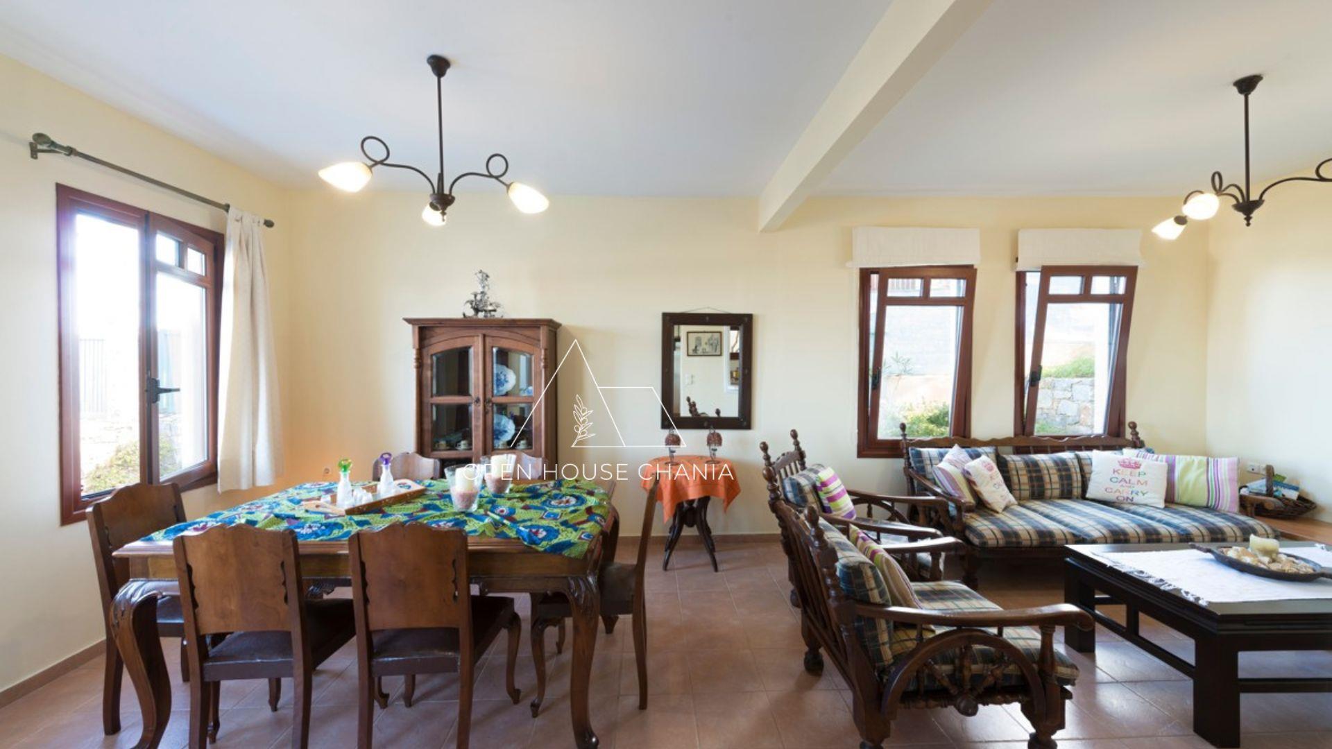 Eine Villa auf drei Ebenen und drei Schlafzimmern mit Pool und Meerblick in Plaka 