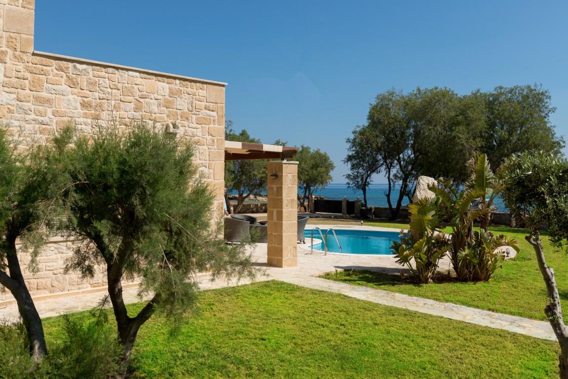 Een luxe villa in Kissamos, tegenover het strand