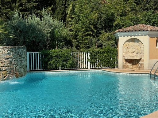 Apartamento en el último piso en una hermosa finca en St. Raphaël/Valescure