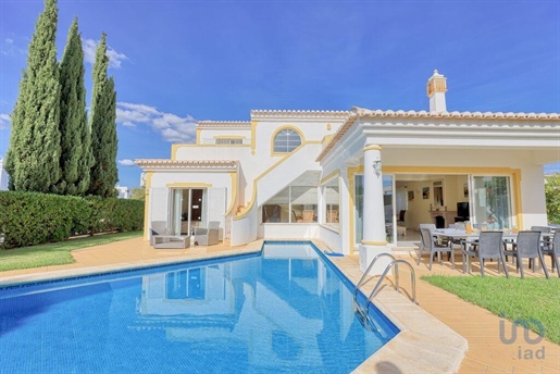 Home / Villa with 4 Rooms in Faro with 206,00 m²
