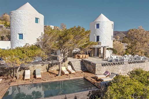 Architectonisch unieke villa met prachtig uitzicht op zee