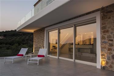 Luxusvilla mit unverbaubarem Blick aufs Meer und den Golfplatz Costa Navarino