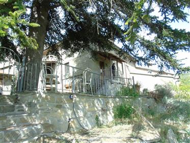 Τυπικό πέτρινο σπίτι της Τοσκάνης με γη