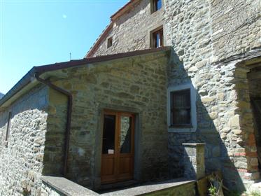 Casa de pedra típica de Tuscan com terra