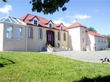 Luxuriös modernes, Petite-Schloss im Picturesken Dorf