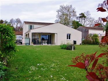 Ett rymligt fristående tvåvåningshus. 3 km från Saint Jean D' Angely, 17400, Charente Maritime, fra