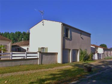 Een ruime vrijstaande twee verdiepingen tellend huis. 3 km van Saint Jean d'Angely, 17400, Charente