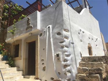 Традиционна каменна къща в Пефкохори