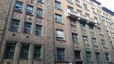 Licht 4-kamer appartement te koop in het centrum van Boedapest