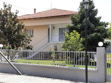 Vacker villa med ca 500 m2 mark till salu i den historiska byn Vergina, Makedonien