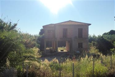 Peloponésu, Messenia: dům ve výstavbě na pobřeží