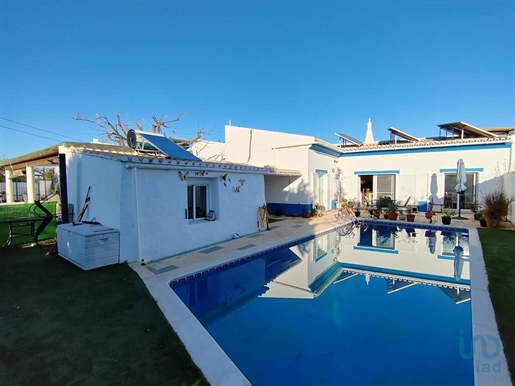 Home / Villa with 4 Rooms in Faro with 244,00 m²