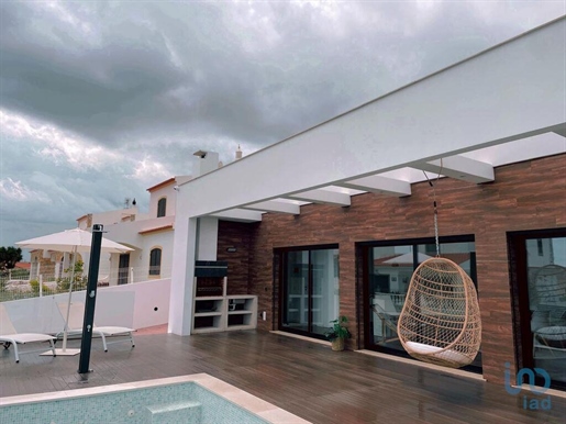 Home / Villa with 3 Rooms in Faro with 151,00 m²