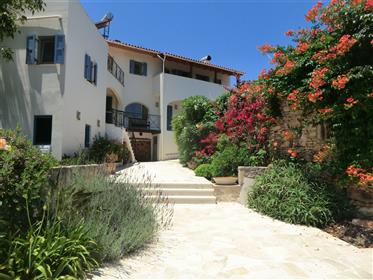 Villa with guest apartment with lots of privacy offered in a beautiful location. 