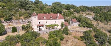 Autentický vidiecky dom s hospodárskymi budovami