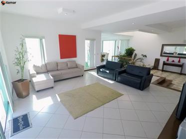 Villa eccellente con 3.300 m ² nel condominio residenziale di Guarapari Lagoa da Praia 