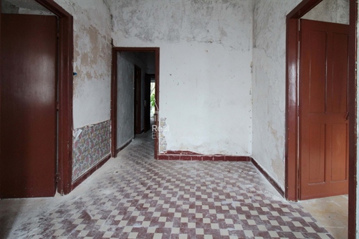 House in the city of Tavira with great patio and possibility of expansion