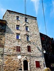 Kunnostettu 16th-luvulla Genoese Tower
