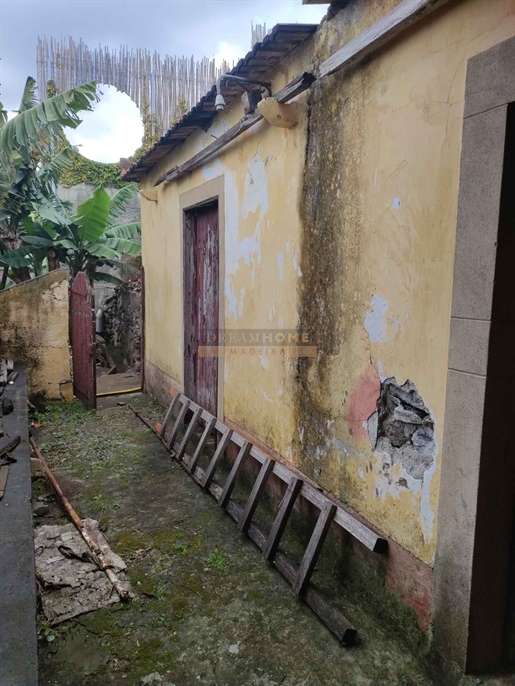 Set of 2 houses with land and a splendid view of the ocean.