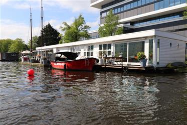 Willa nad wodą w Amstel 