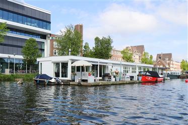 Vila da água no Amstel 