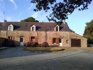 Mooie grote steen Longhouse gerenoveerd en uitgebreid in de Loire Atlantische Oceaan  