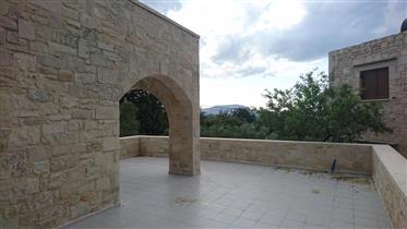 Villa fatta in pietra a Gavalochori