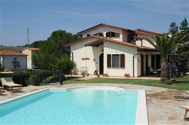 Дом с бассейном в сердце Тосканы