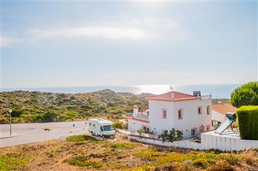 Villa meren rannalla Monte Clerigo, lähellä Aljezur etsii uusia omistajia