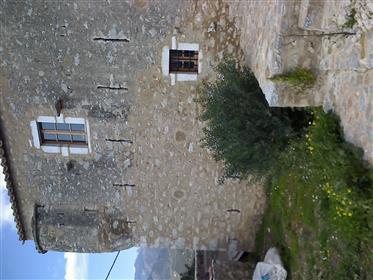  Casa fortificada do século Xviii em Mani