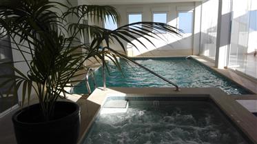 Fritliggende Villa med opvarmet indendørs pool og jacuzzi