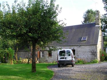Casa amplia y casa rural con garaje independiente y jardines, situado en un campo tranquilo