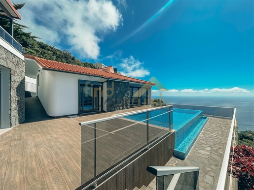 Já conhece esta Fabulosa Moradia T4 Suite de luxo no Funchal que aposta no design e vista Mar!