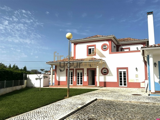 Doppelhaushälfte mit 4 Schlafzimmern in einer privaten Eigentumswohnung in der Gegend von Óbidos