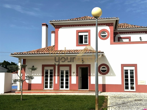 Semi-Detached 4-bedr. House in private condominium in Óbidos area