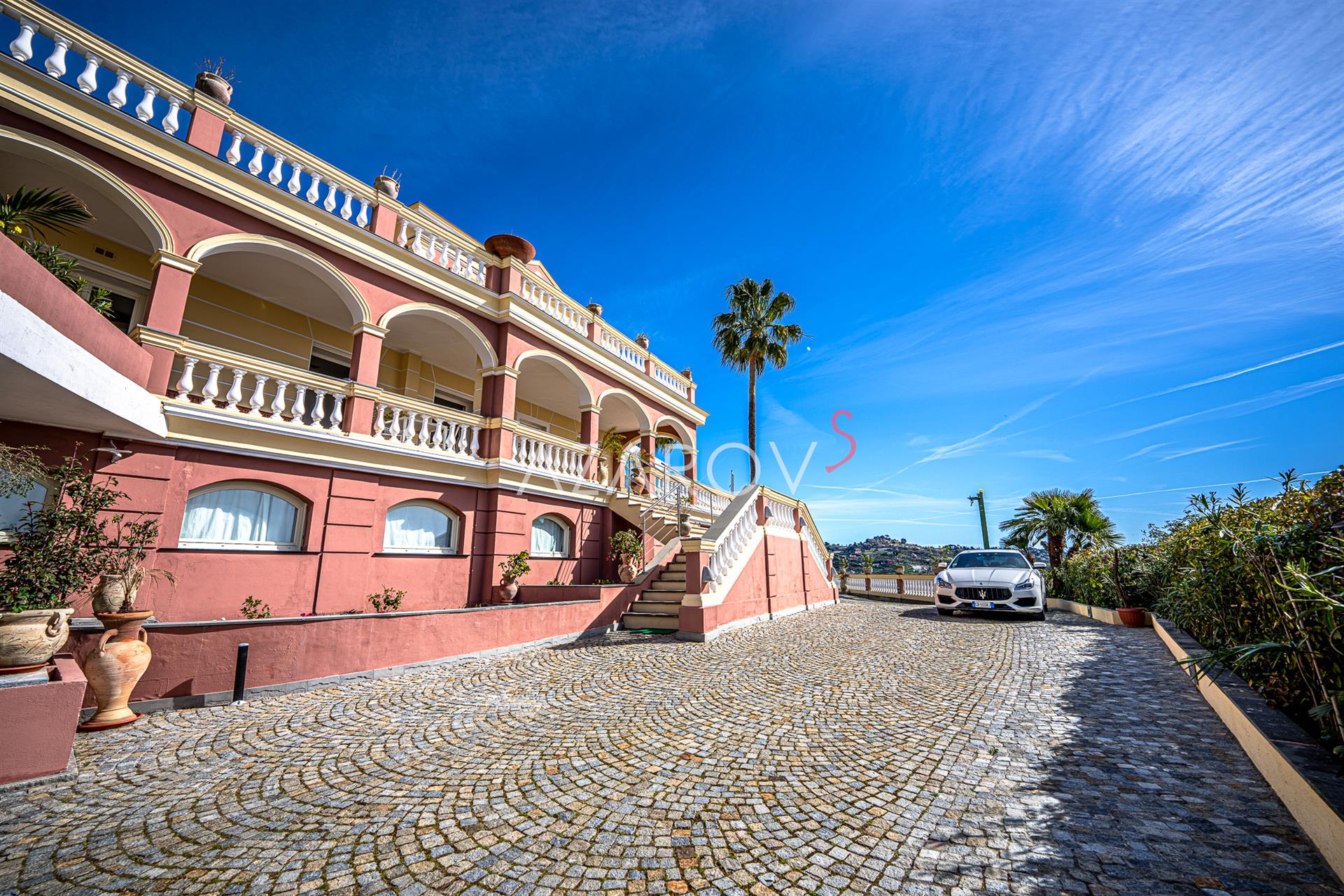 Villa for sale in Ospedaletti