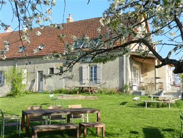 Fraai verbouwd woonhuis annex café, met zwembad, prachtige loft en weids uitzicht over Loirevallei