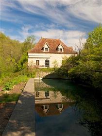 Le Moulin de Lantouy, δύο νερόμυλοι με τροποποιημένα κτήρια ελαιοτριβείων που βρίσκονται σε δασώδη 