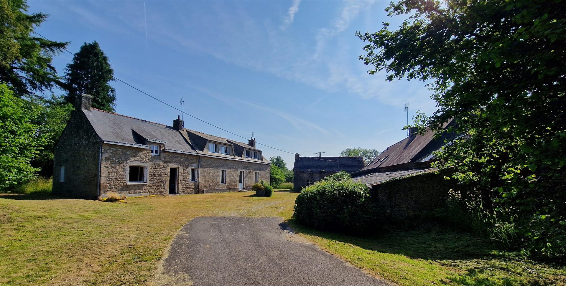 Old stone farmhouse to renovate (3 houses + outbuildings) on a plot of land