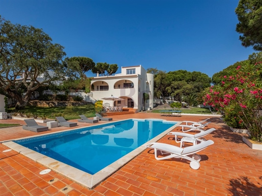 Traditional villa in secluded location next to Quinta do Lago