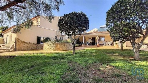 Home / Villa with 8 Rooms in Faro with 313,00 m²