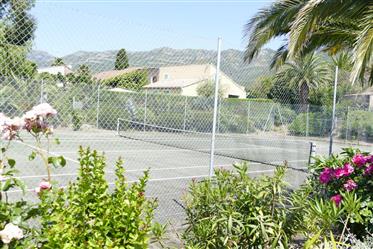 Много красива и флиртуващи къща за продажба в частно селце с плувен басейн и тенис.