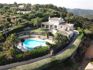 Eksklusiv Villa på golfbanen med spektakulær udsigt over havet